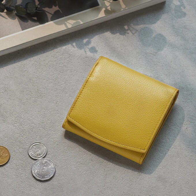 アーチ状の曲線が柔らかなフォルムのコインケース付き二つ折り財布