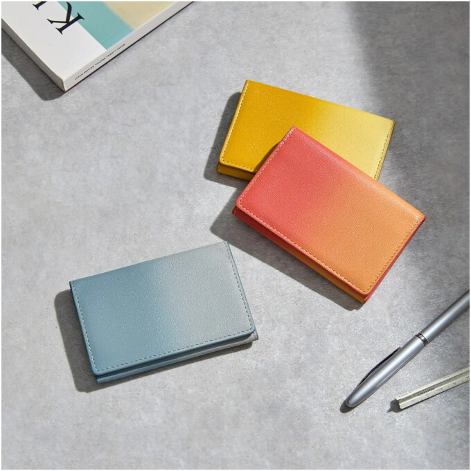 多彩なグラデーションレザーで仕立て、ふっくらとしたフォルムが、職人の手仕事を感じられるカードケース。