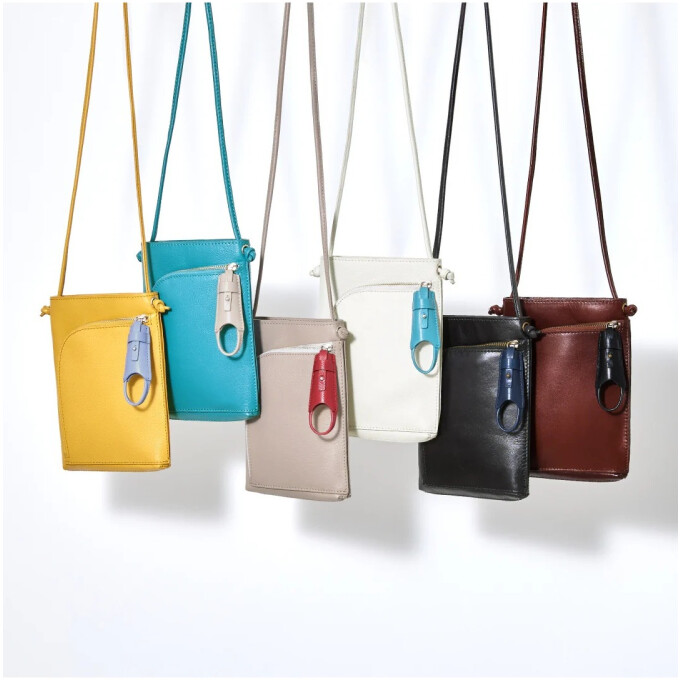 スマホも小物もこれひとつ。ポケット感覚で持ち歩く、三層構造のミニマルショルダー。