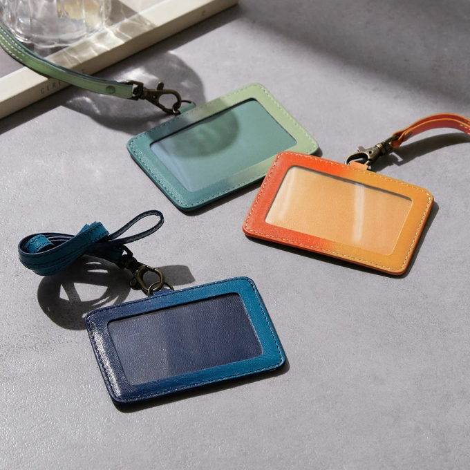 豊富なカラーバリエーションと、ビジネスシーンで活躍するIDホルダー。