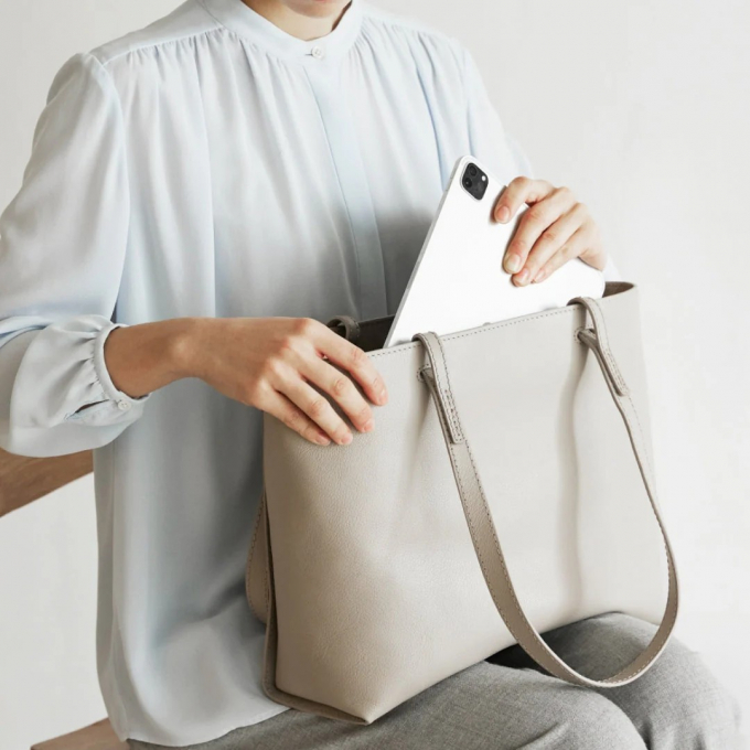 軽やかさを追求した、ミニマムなデザインのソウライトトート
