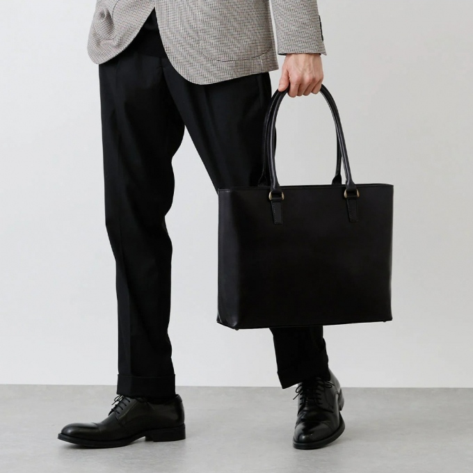 スリムなフォルムとレザーの個性が光るトートバッグ。シンプルな通勤バッグに個性とこだわりを。