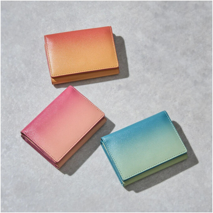 日本の四季の移り変わりを表現したイロドリレザーで仕立てた、収納上手でコンパクトな三つ折り財布