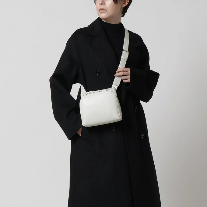 両手をあけて身軽に歩きたい、ポケットのように使える2wayのお出かけバッグ