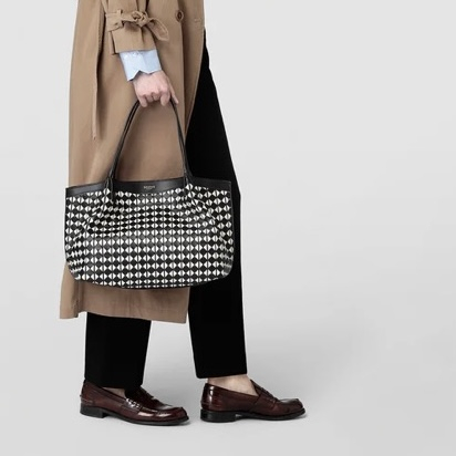 冬の装いのアクセントに…：MOSAICO SMALL SECRET/BLACK/OFF WHITE