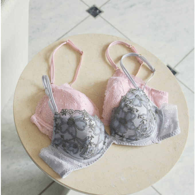 【FLORALE BY Triumph】アールヌーボーの装飾美から着想を得たロマンティックでレトロな春の新作