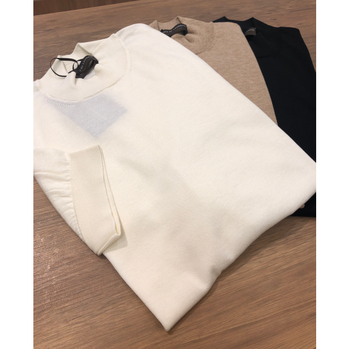 夏の装いを品よく整える〈FILIPPO DE LAURENTIIS〉の半袖モックネックニット