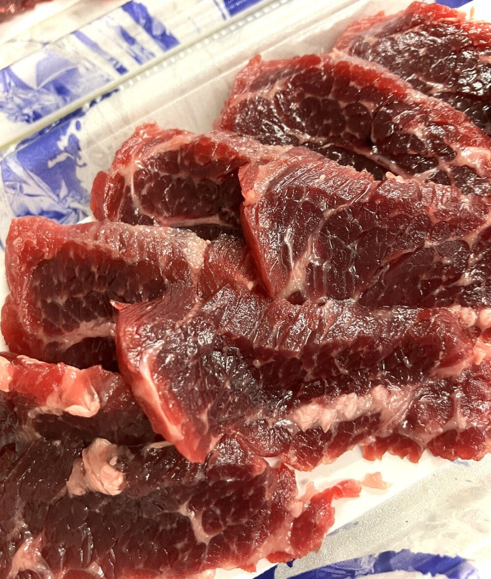 超希少！ナガスクジラの生肉入荷！