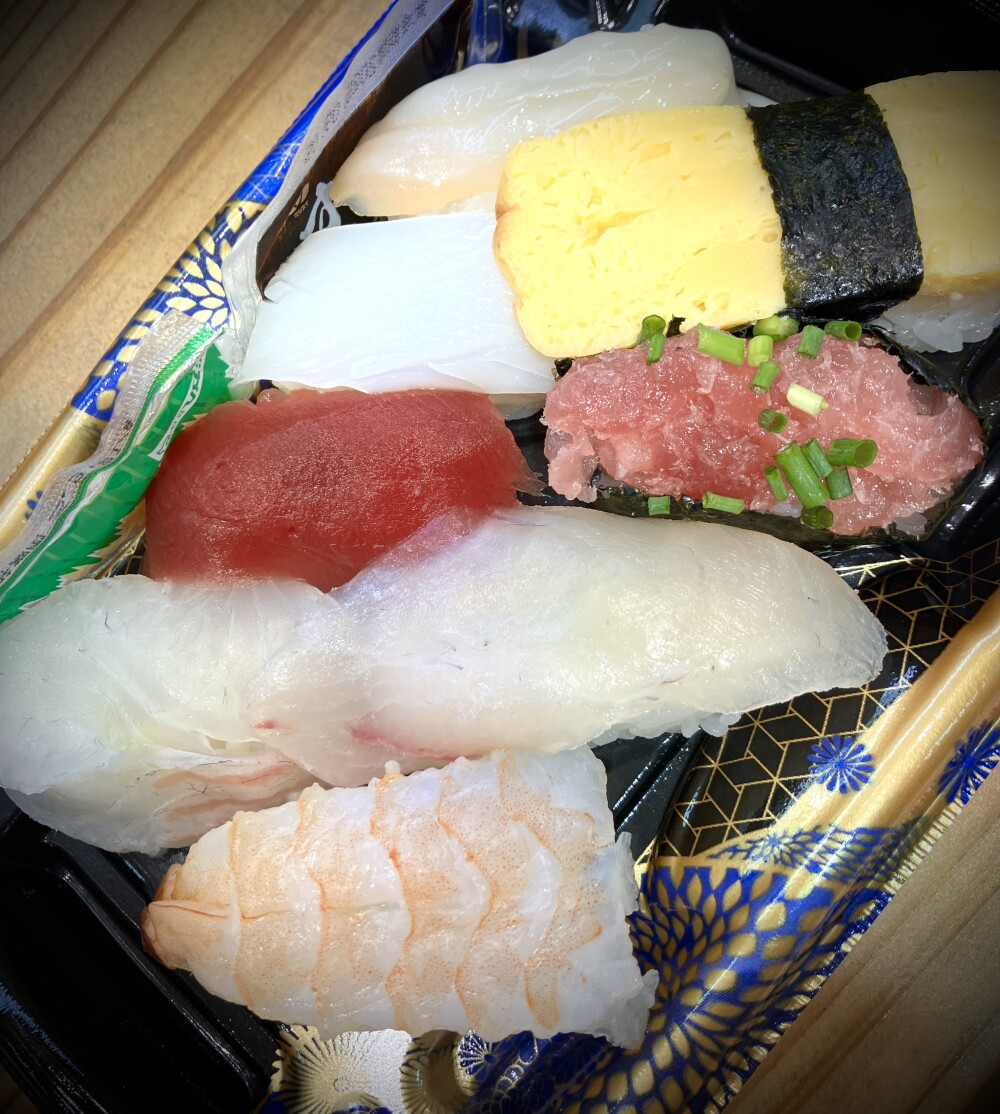 毎週火曜日はお寿司とお肉がお買い得！