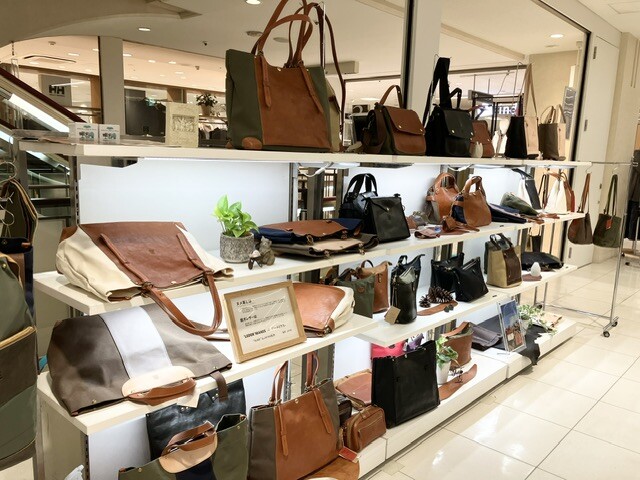 「LEDER MAKES」