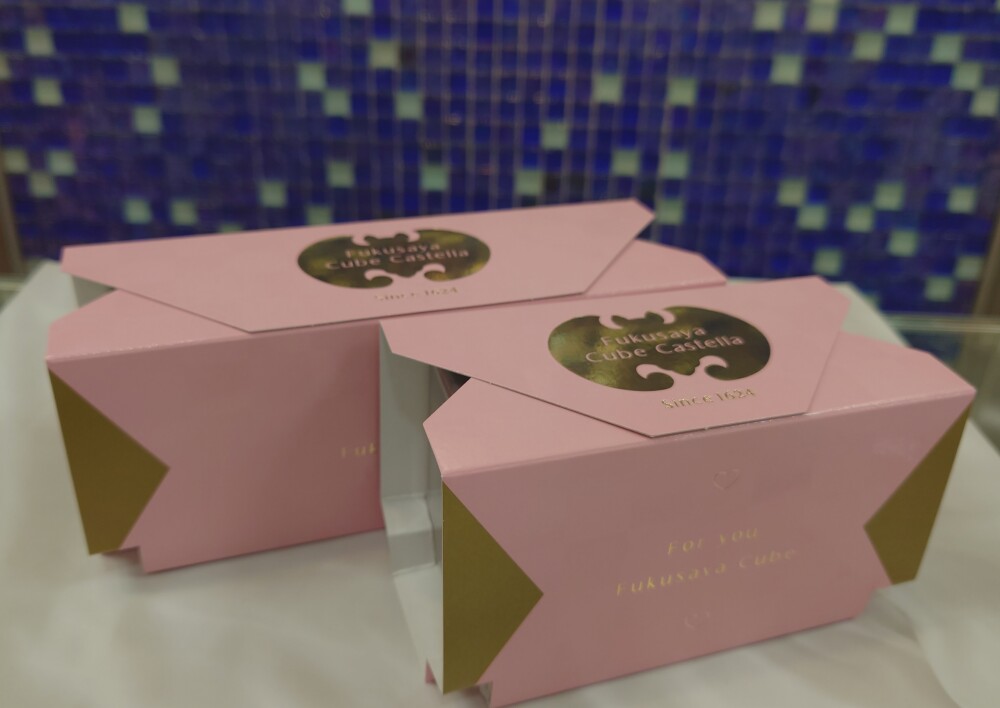 フクサヤキューブ　オランダケーキのバレンタイン用の箱🎁は　ピンクで可愛い💕