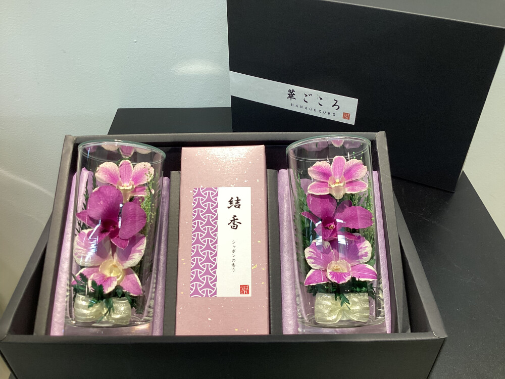 お盆に　心のこもった御供花を