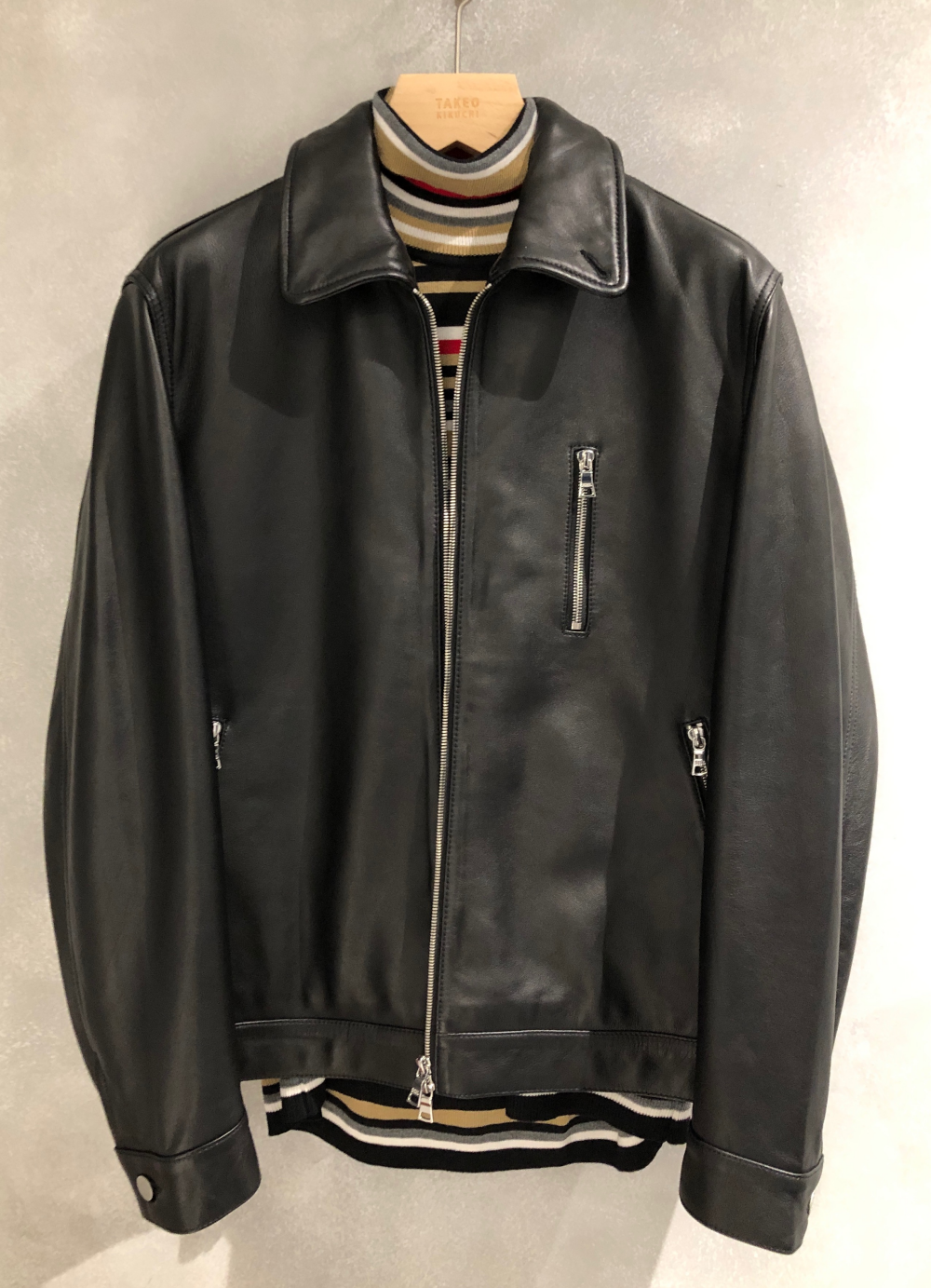 大人の品格を纏う「シングルレザーライダースジャケット」