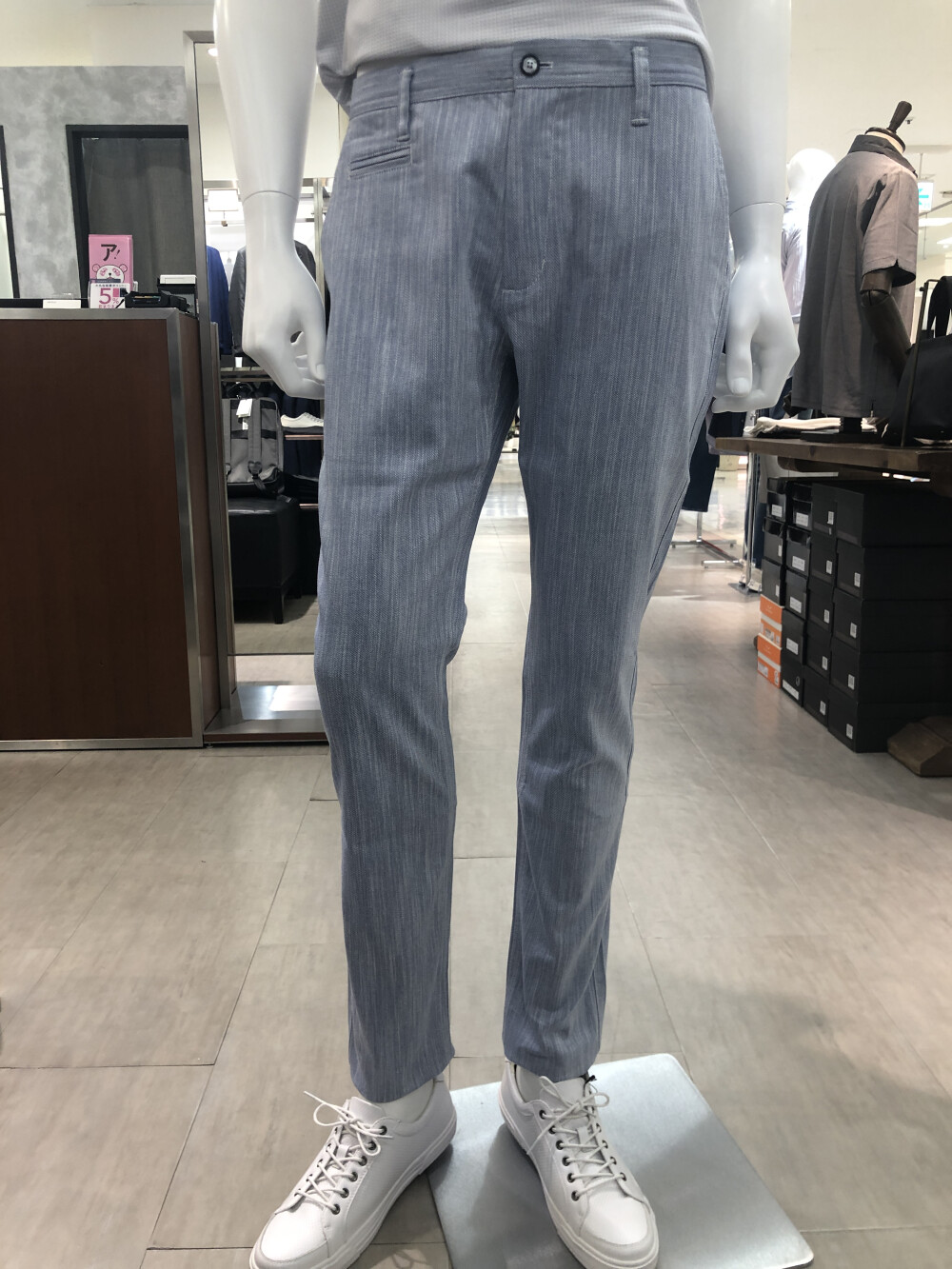 ムッシュニコル定番のテーパードパンツ