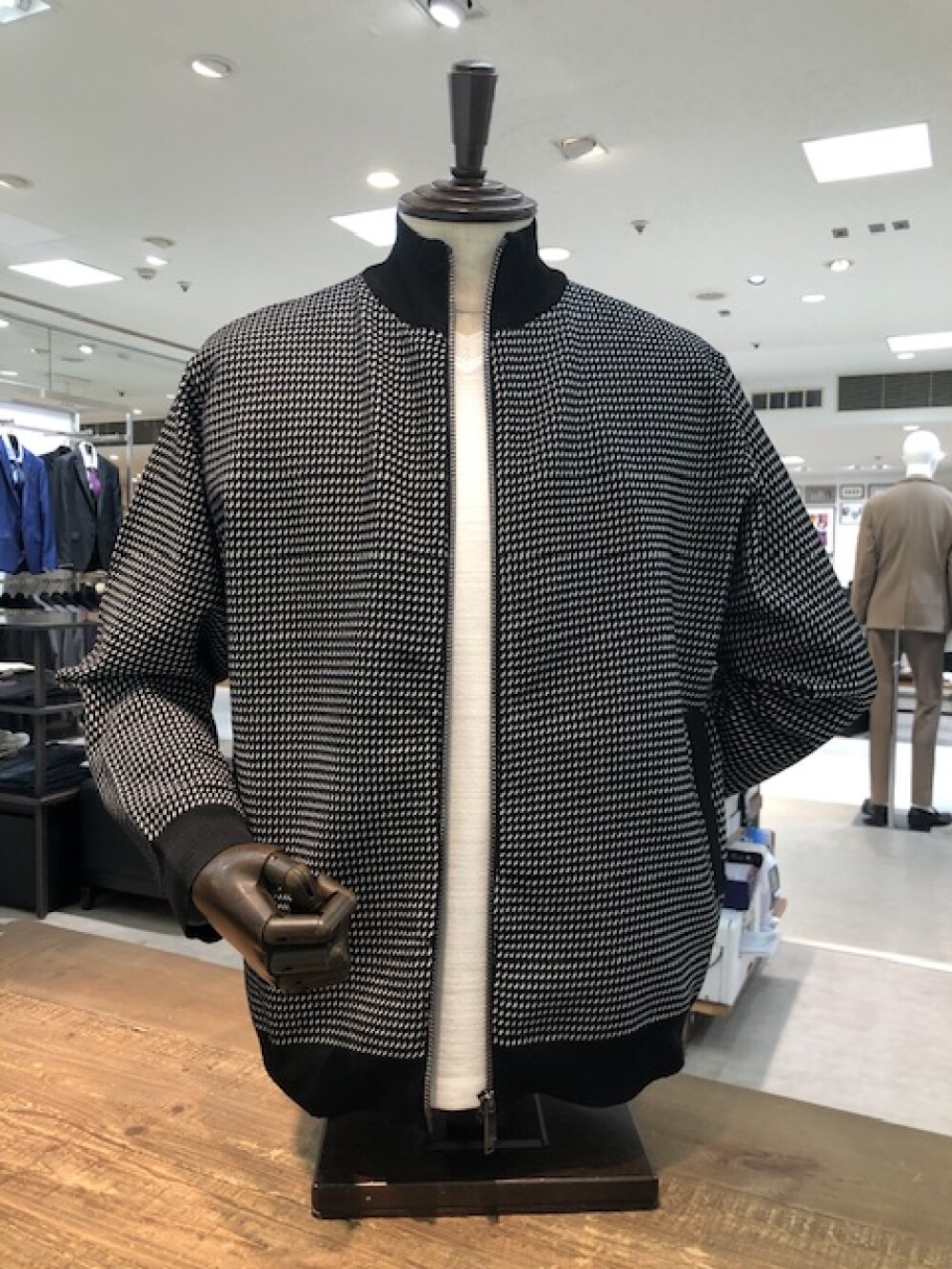 軽い着心地のジップアップブルゾン