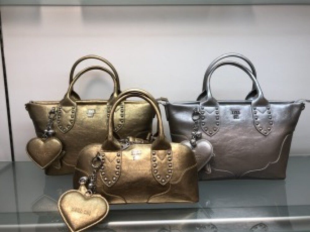 シルバー&ゴールド存在感のあるバッグ