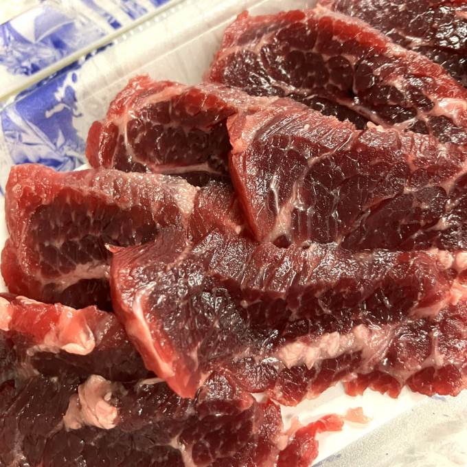 超希少！ナガスクジラの生肉入荷！