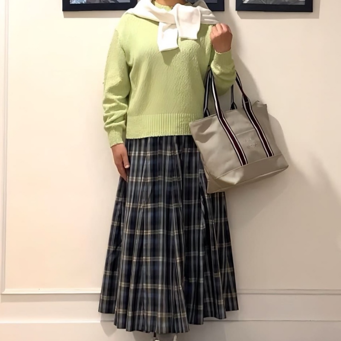 肩掛けニットでこなれ見えチェックスタイル🤍🍃