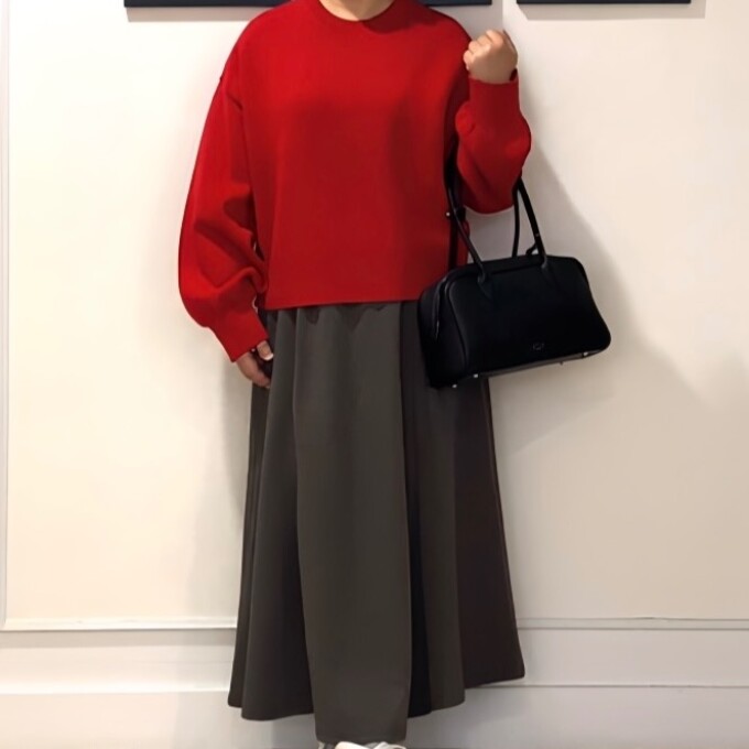 鮮やかな赤ニットが映える大人カジュアルコーディネート🍫