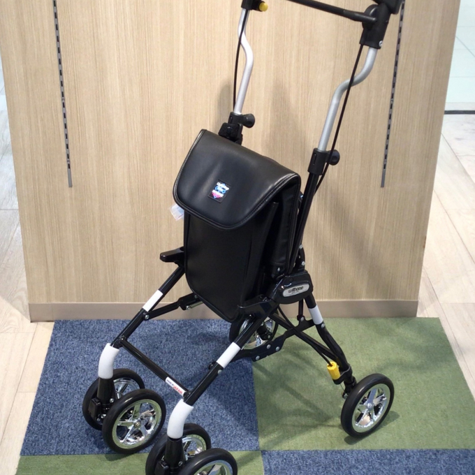ハンドルが高い！コンパクトなシルバーカー