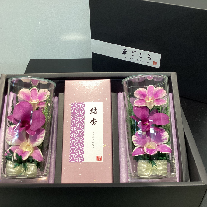 お盆に　心のこもった御供花を