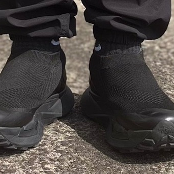 ノースフェイス新作スリッポンタイプの靴