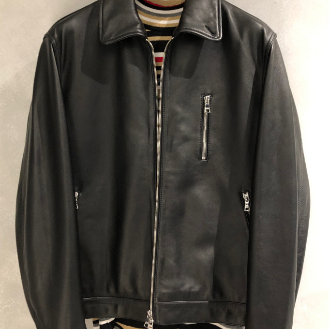 大人の品格を纏う「シングルレザーライダースジャケット」