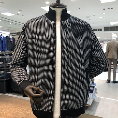 軽い着心地のジップアップブルゾン