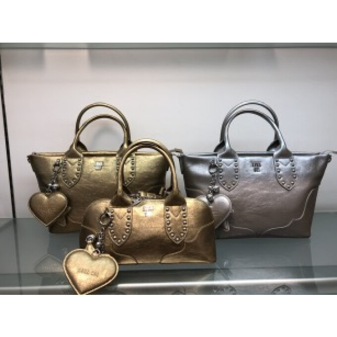 シルバー&ゴールド存在感のあるバッグ