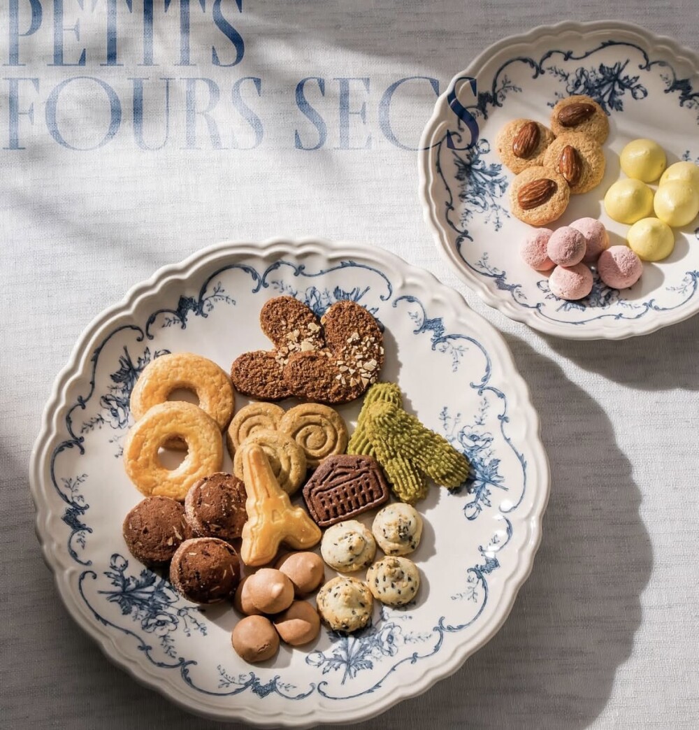 エッフェル塔のクッキー缶✨🌈