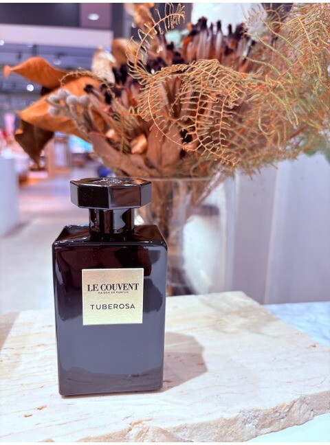 愛らしいチュベローザと奥深いサンダルウッドの神秘的な香り