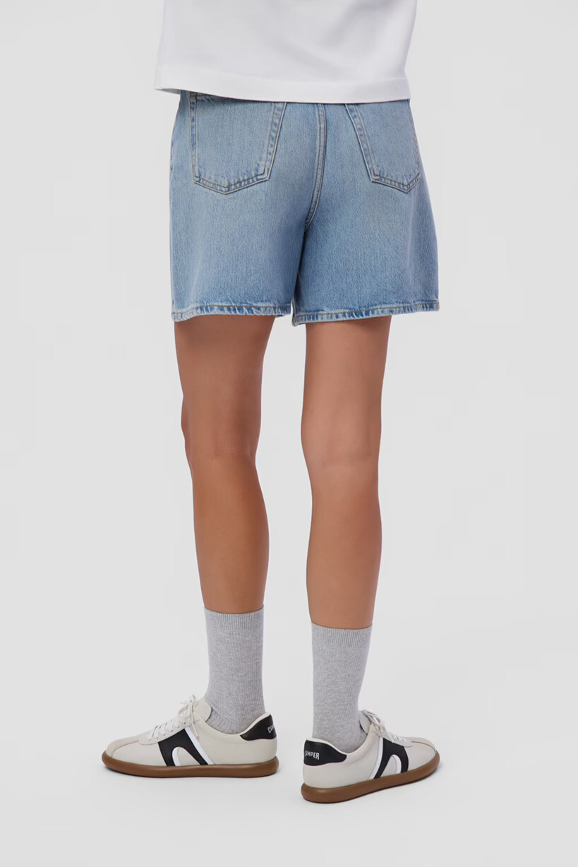 新色スニーカー