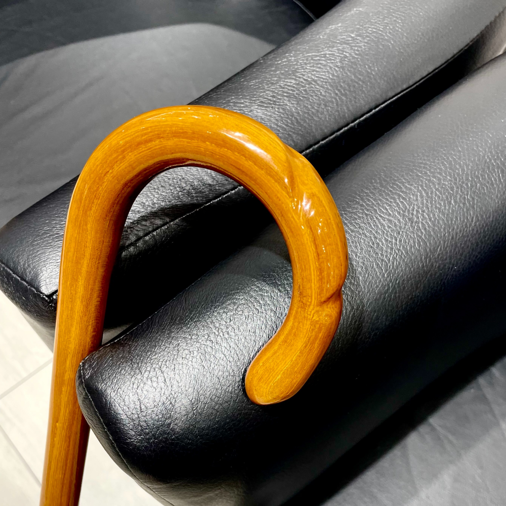 軽くて美しい、日本製の『大曲杖』