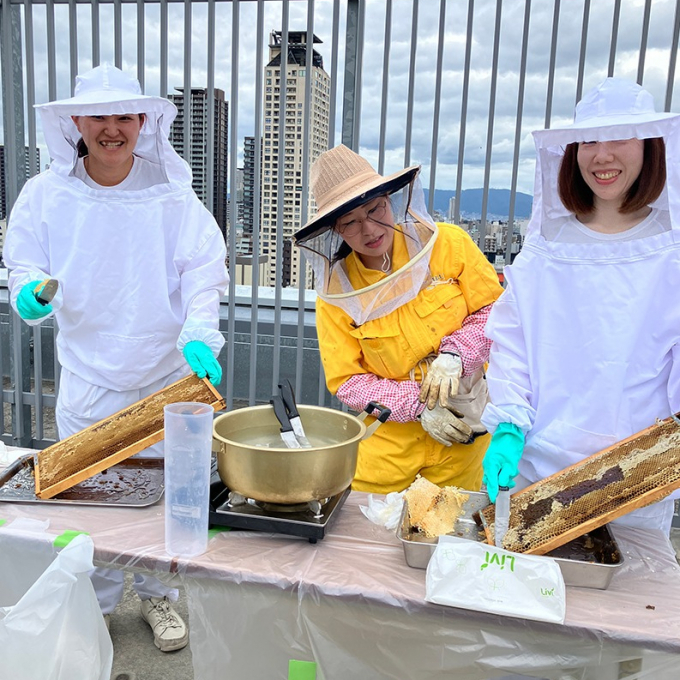「本年最後の蜜しぼりを屋上で開催しました💪」