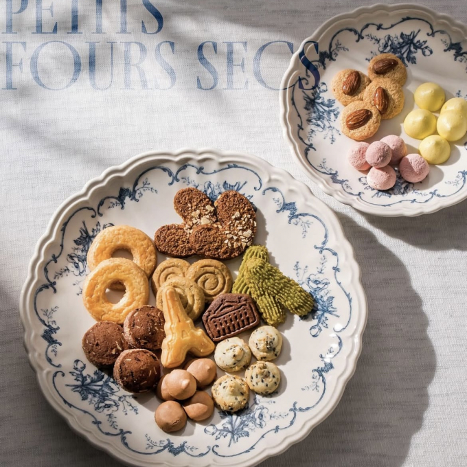 エッフェル塔のクッキー缶✨🌈