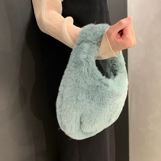 【ファビオラ】フェイクファーバッグ🛍が入荷してます❣️