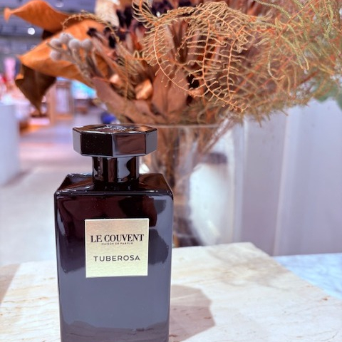愛らしいチュベローザと奥深いサンダルウッドの神秘的な香り