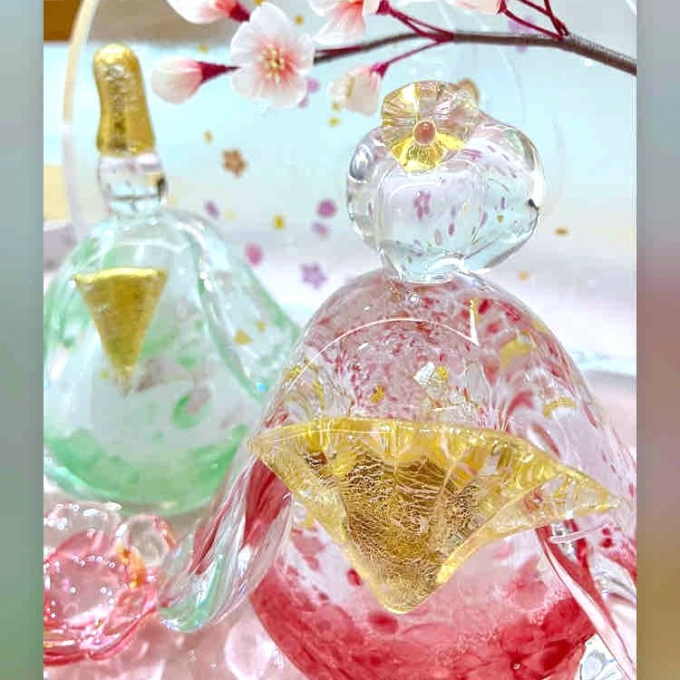 今年もガラスのお雛様や兜飾りがやってまいりました！