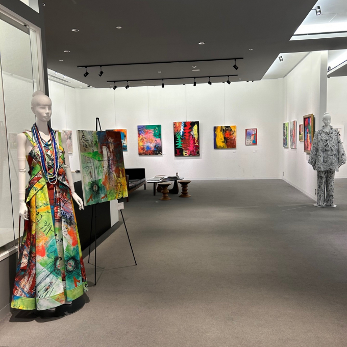 「コシノヒロコ絵画展」開催中