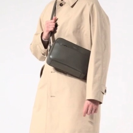 【大人の着こなしを格上げ】Leafカラーで楽しむ、洗練クロスボディバッグコーデ