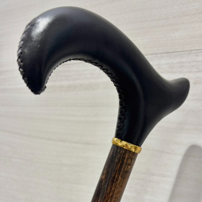 ブナの木肌に、革の気品を重ねて🎁