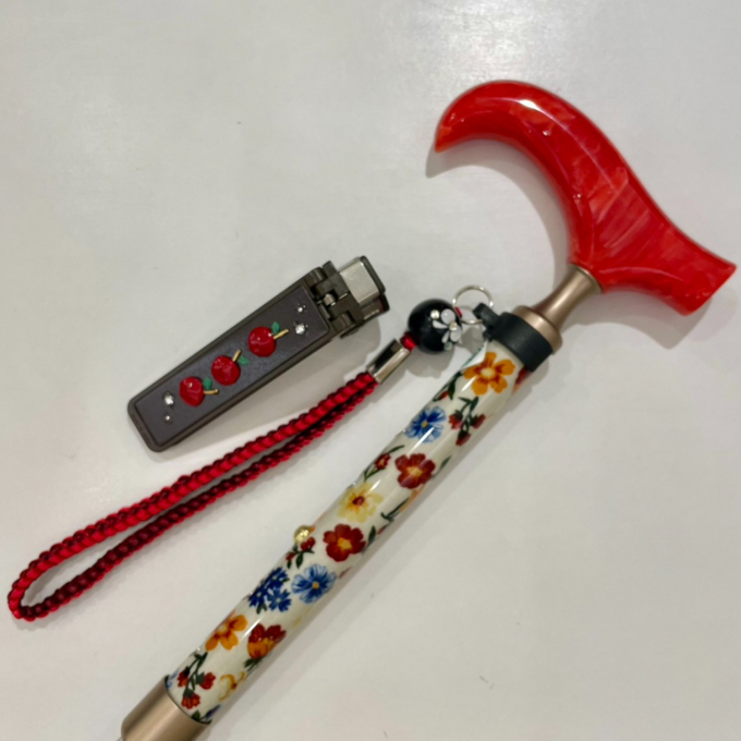 赤色グリップの杖❤️オススメ組み合わせ🪄