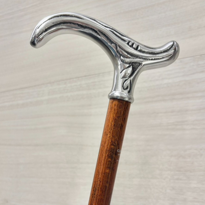 静かな光をまとう、紳士の杖🎩