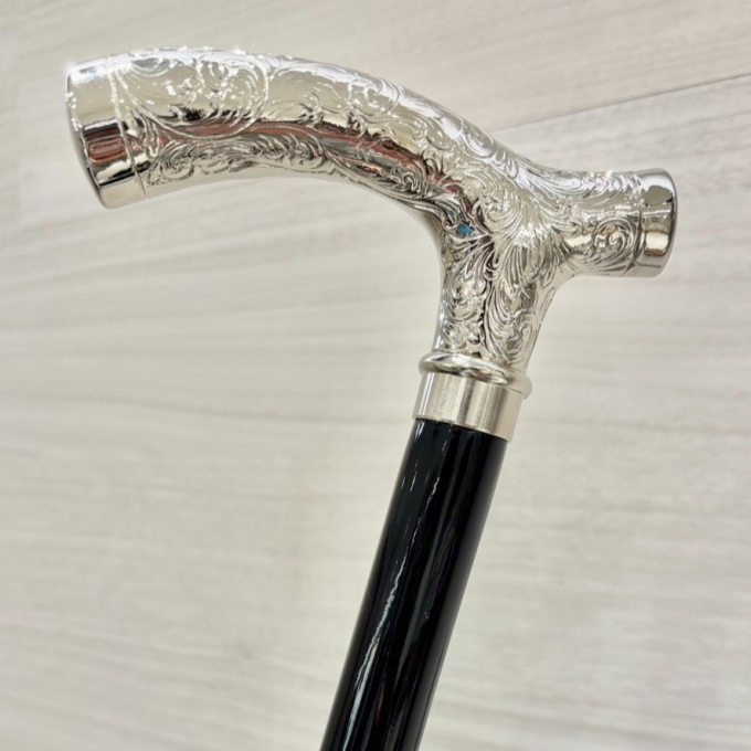 時を刻むように美しい、クローム彫刻の杖⏳