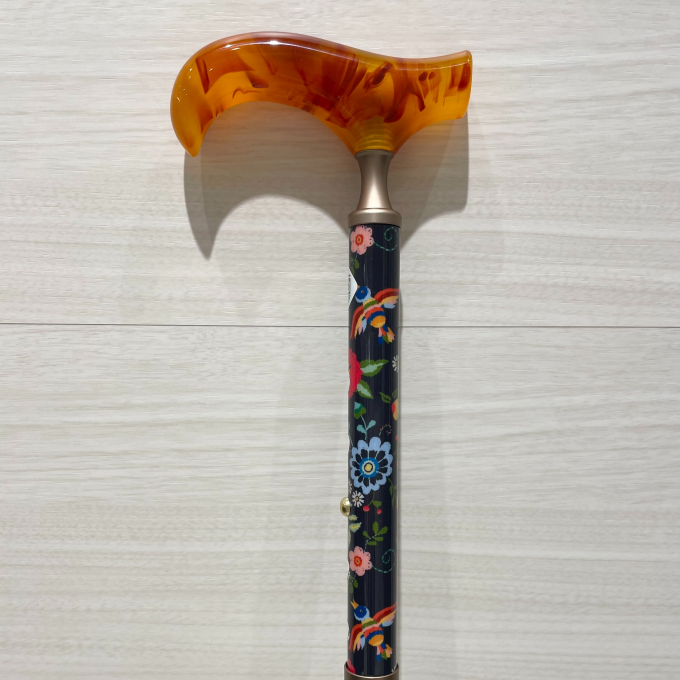 控えめかつ大胆模様の折りたたみ杖