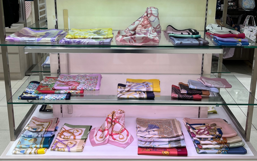 春の新作スカーフ