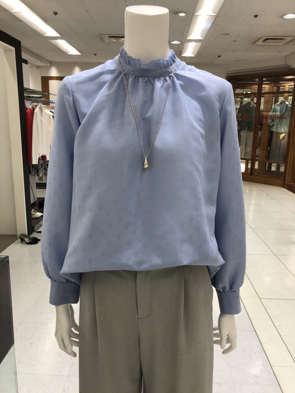 重ね着にも便利なブラウス💐