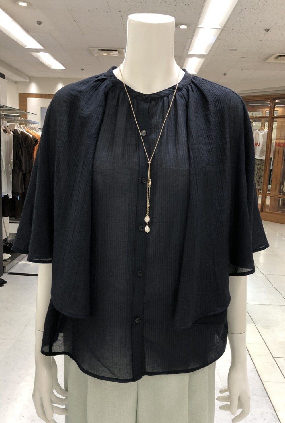 涼しく二の腕カバー✨ケープ風ブラウス