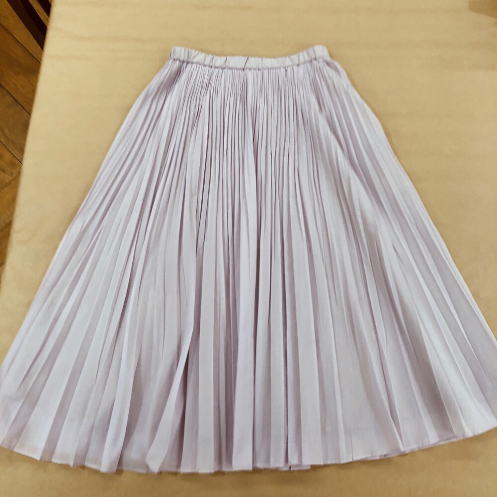 華やかな色目、ランダムプリーツスカート
