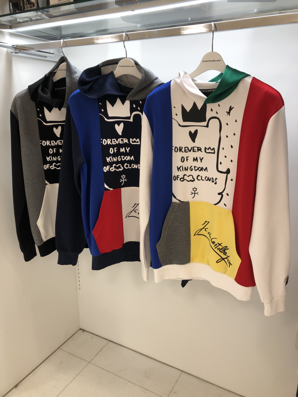 薄くて軽いパーカーが登場